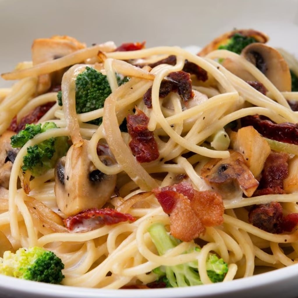 Pasta con tocineta, vegetales y bechamel Pasta con tocineta, vegetales y bechamel